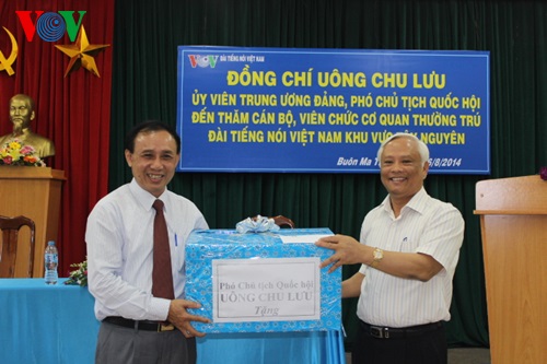 ท่าน อวงจูลิว รองประธานรัฐสภาเยือนสำนักงานตัวแทนของสถานีวิทยุเวียดนามประจำเขตที่ราบสูงไตเงวียน